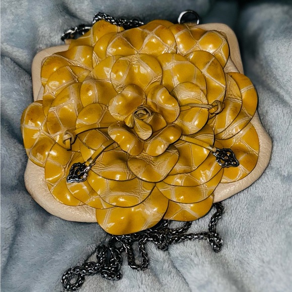 BRIGHTON BEIGE LEATHER ROSE KISSING CLOSURE CROSSBODY WHEAT CHAIN - Picture 5 of 17